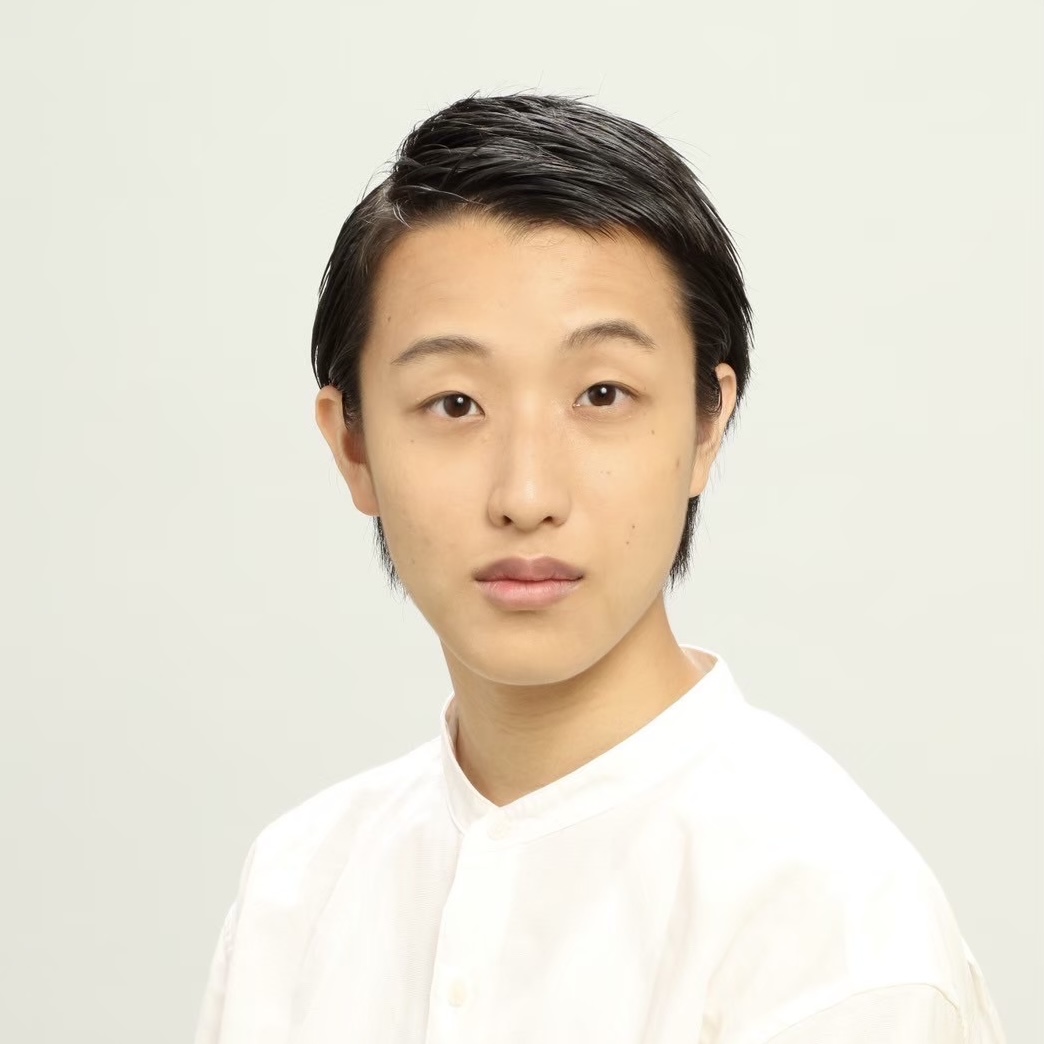 白いシャツを着た山口航世の俳優プロフィール写真
