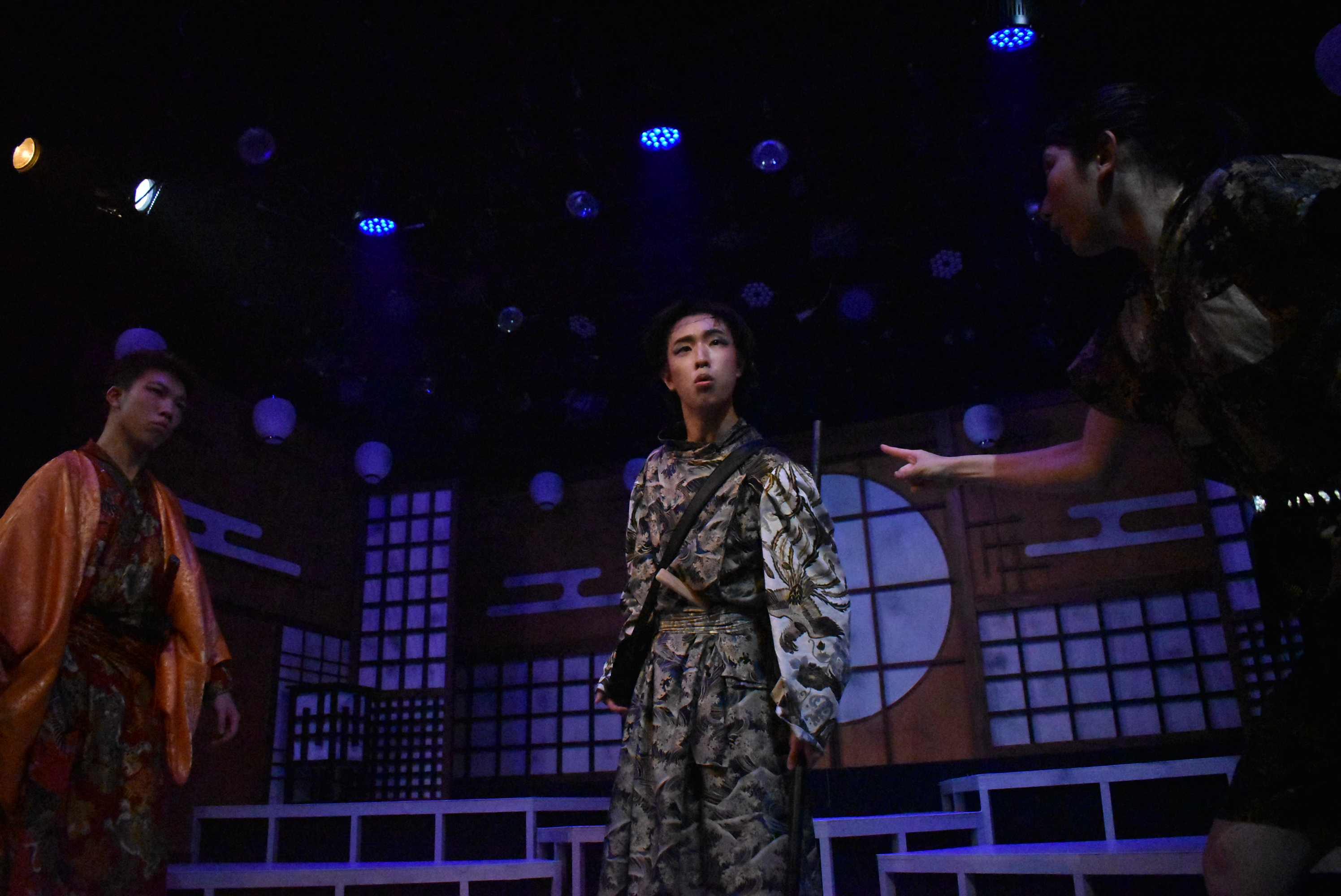 『神州無頼街』の舞台で、秋津永流を演じる山口航世と共演者
