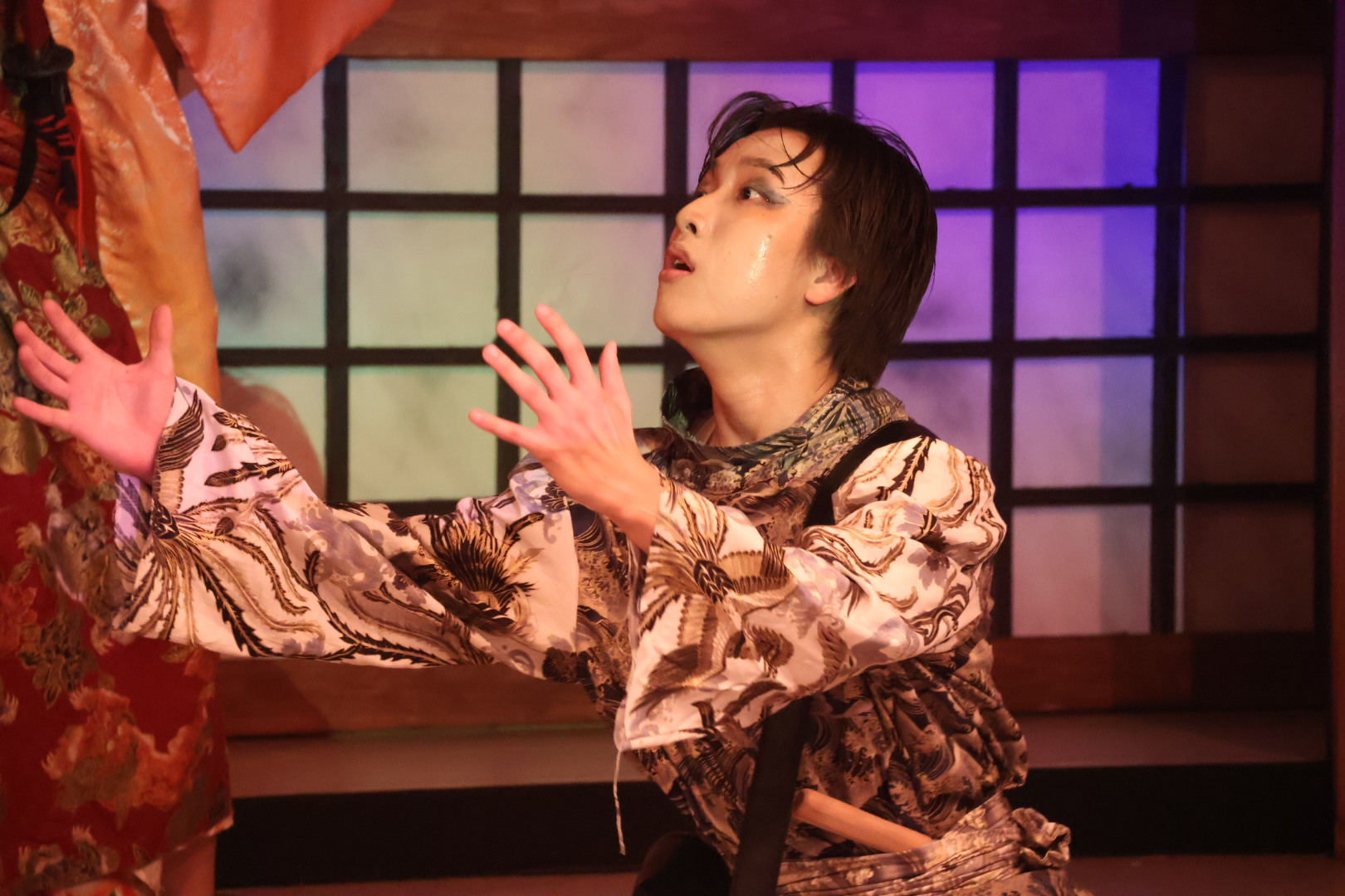 『神州無頼街』で両手を広げて演技する山口航世